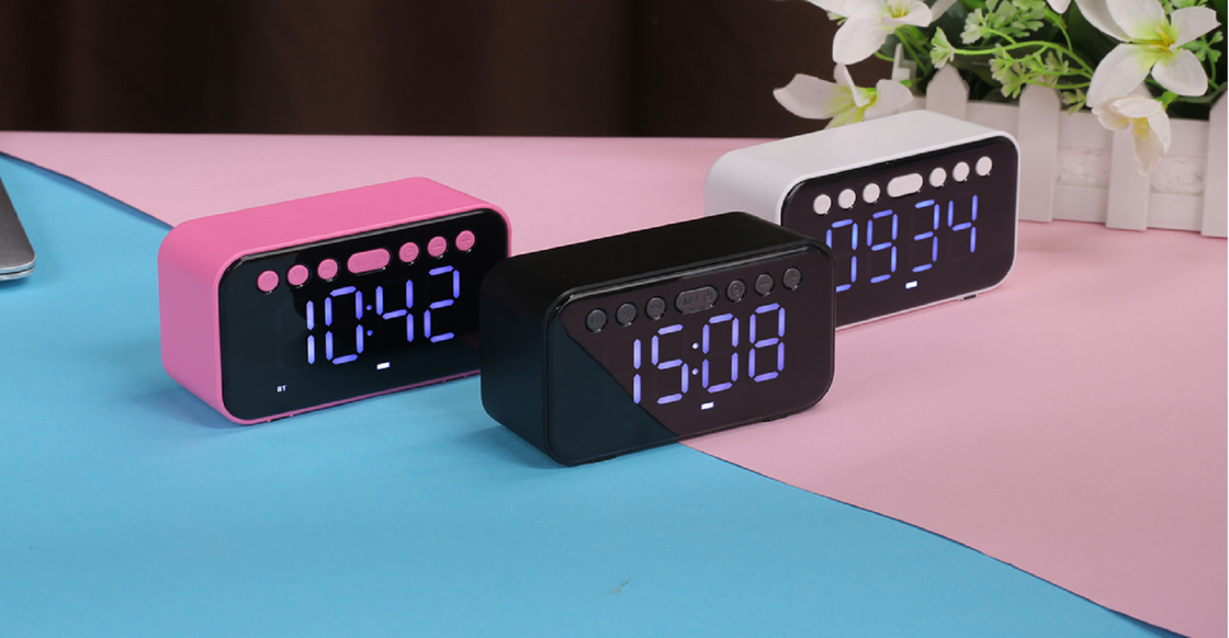 This Bluetooth Speaker supports Bluetooth, AUX, TF card, USB FM radio. Built-in 500mAh battery, USB charging. 52mm speaker, 32GB TF card expansion.
